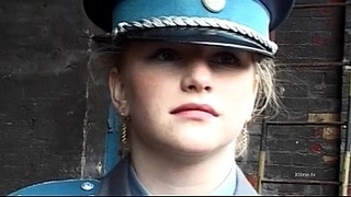 Девушка с большими сиськами, подхваченная двумя мужчинами и оттраханная