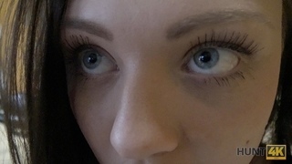 HUNT4K. Брюнетка сосет член и дает киску для бурения за деньги