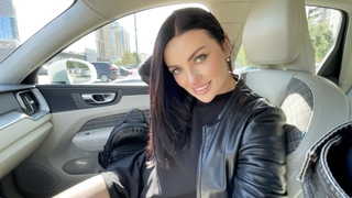 Сексуальная мамочка села на заднее сидение с партнером и отсосала ему