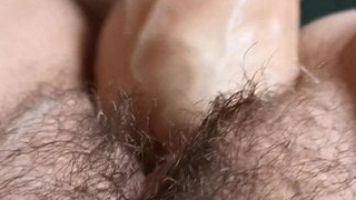 Il fist sa chatte poilue tight pussy